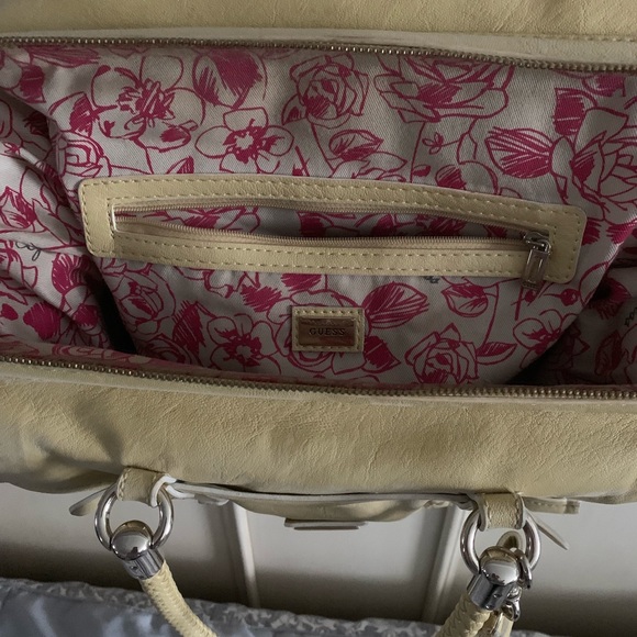 Guess purse - Picture 2 of 4